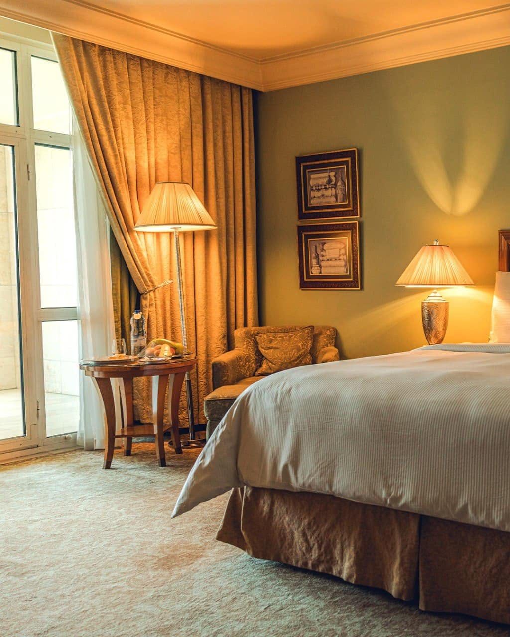 Deluxe Four Seasons Executive Suite 1